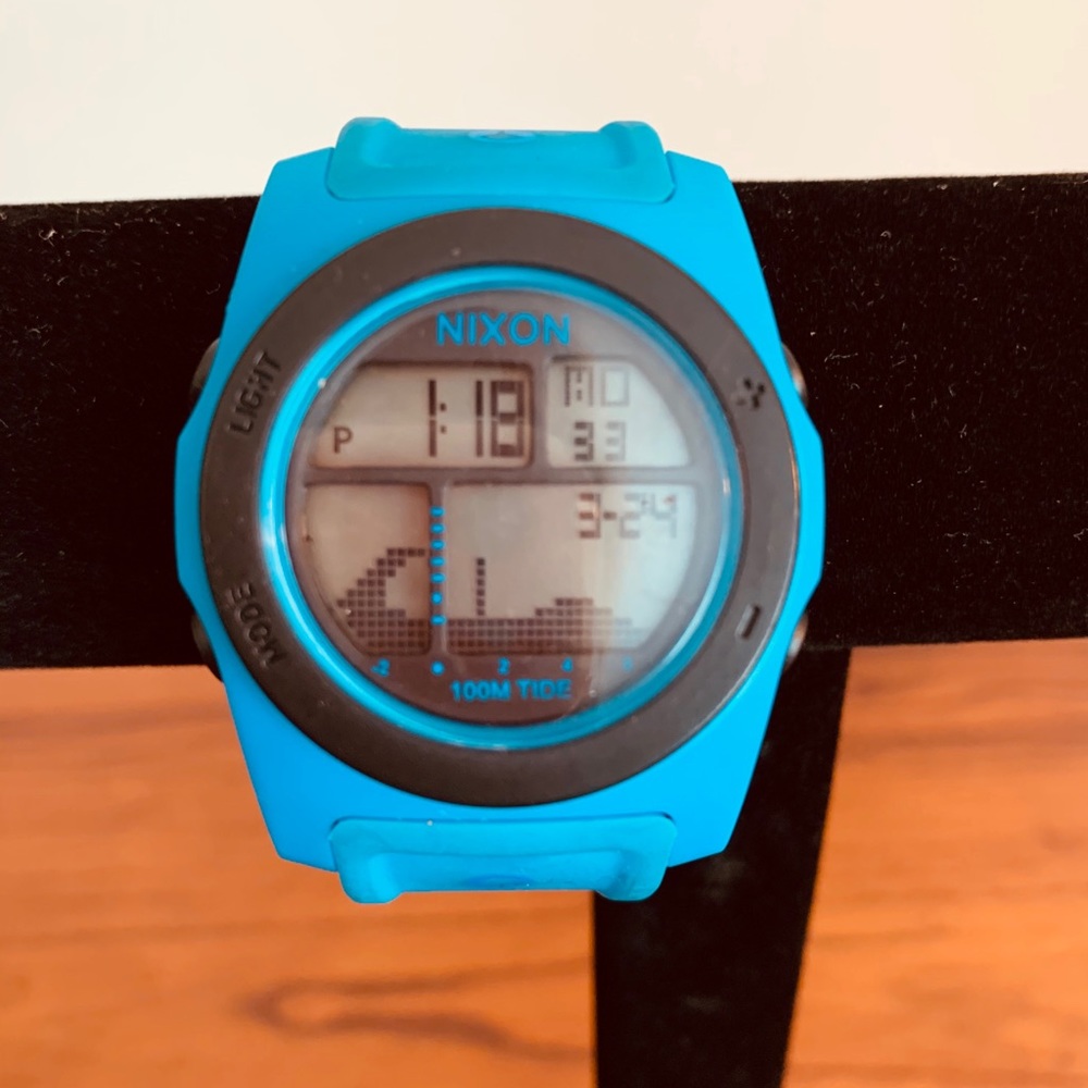 🛍 🕰 Nixon Tide watch